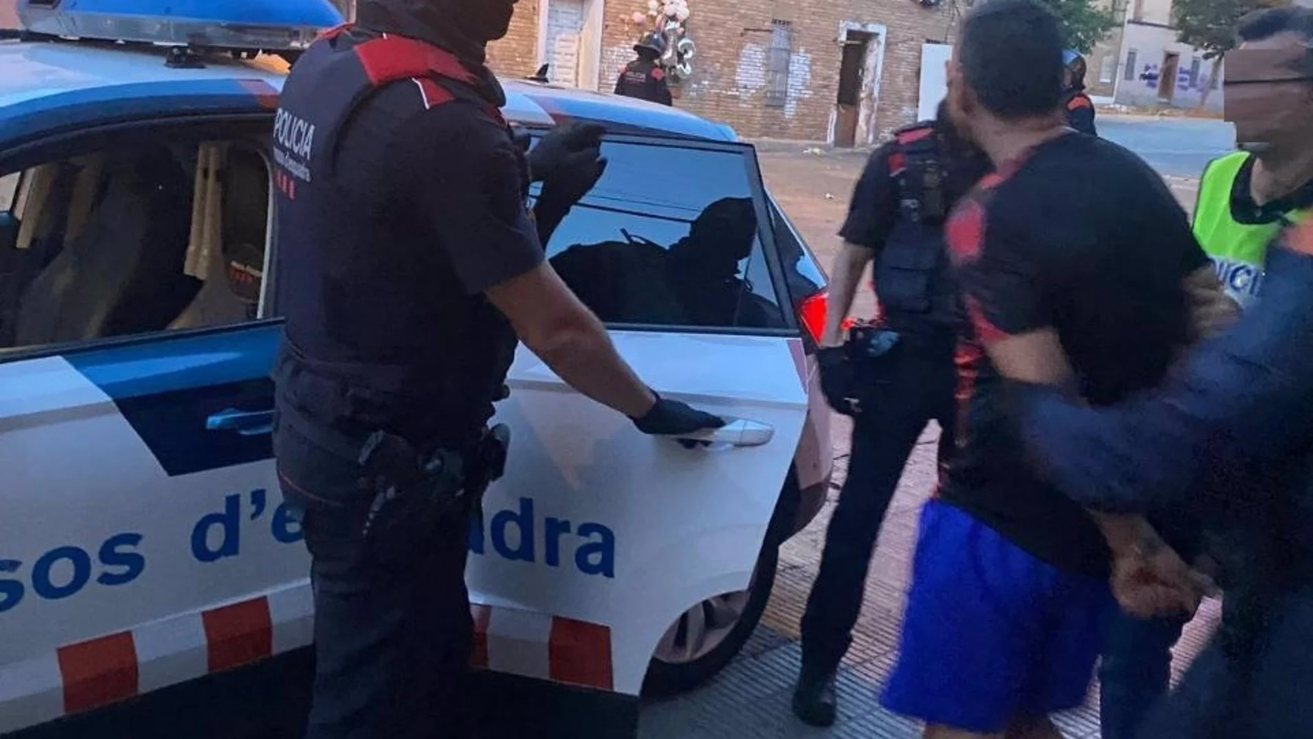 Operativo de más de 50 mossos para detener al principal acusado del ataque a agentes en abril