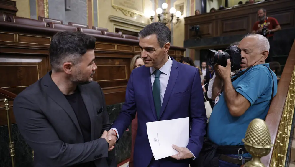 Sesión de control al Gobierno en el Congreso de los Diputados. Pedro Sánchez saluda a Gabriel Rufián.