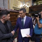 Sesión de control al Gobierno en el Congreso de los Diputados. Pedro Sánchez saluda a Gabriel Rufián.