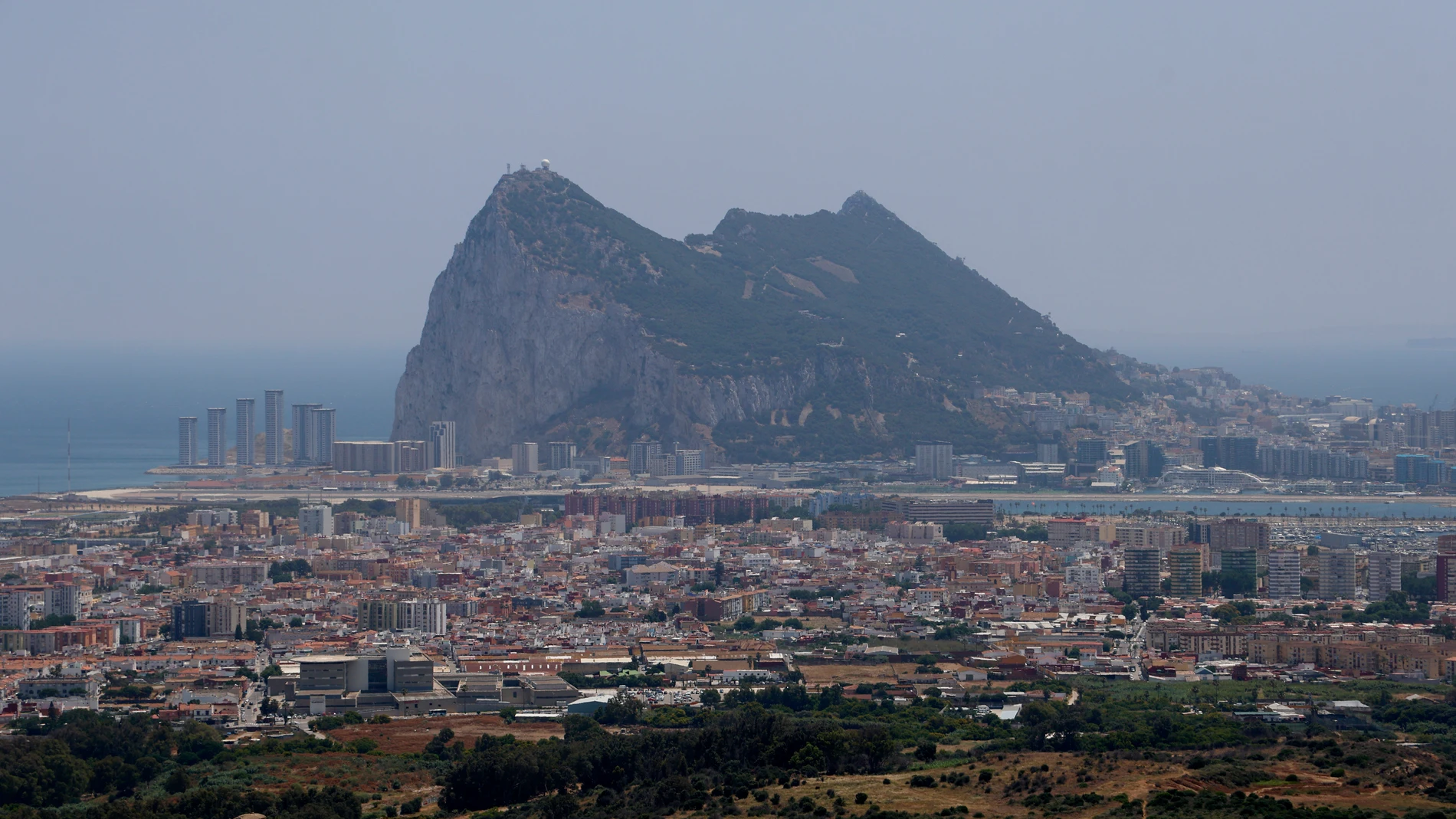 FOTODELDÍA LA LÍNEA DE LA CONCEPCIÓN (CÁDIZ), 11/06/2025.- La desaparición de la verja de Gibraltar, una de las consecuencias más visibles que tendrá el acuerdo para el encaje de la colonia tras el brexit, marca un simbólico hito en la historia del que es considerado uno de los pasos fronterizos más pequeños del mundo.Es toda una alegría para las poblaciones que viven a uno y otro lado de ella, los vecinos de Gibraltar y de La Línea de La Concepción, que desde hace décadas consideran que esta...