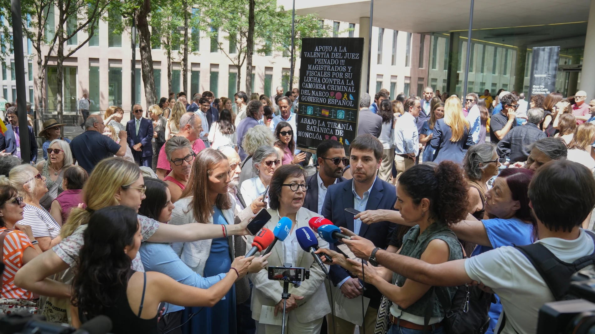 Perteneciente a la asociación de fiscales, Cristina Dexeus (c), ofrece declaraciones durante un paro de diez minutos de asociaciones de jueces y fiscales, frente a los Juzgados de Plaza de Castilla, a 11 de junio de 2025, en Madrid (España). Jueces y fiscales de todas las asociaciones, menos las progresistas, han convocado un paro simbólico de diez minutos para expresar su rechazo a dos de los proyectos de ley anunciados recientemente por el Gobierno: el que pretende modificar el acceso a amb...