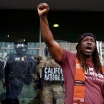 Un manifestante en Los Angeles