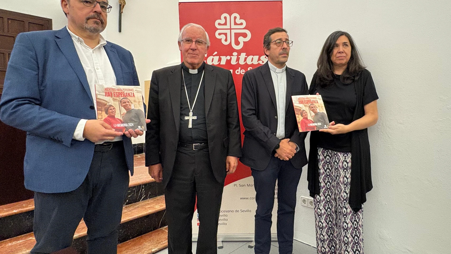 El director de Cáritas Diocesana de Sevilla, el arzobispo y el delegado episcopal de Cáritas, en la presentación de la Memoria 2024 de la entidad eclesiástica.REMITIDA / HANDOUT por ARZOBISPADO DE SEVILLAFotografía remitida a medios de comunicación exclusivamente para ilustrar la noticia a la que hace referencia la imagen, y citando la procedencia de la imagen en la firma11/06/2025