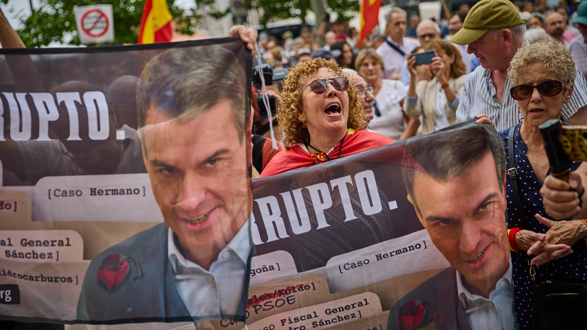 Jueces y fiscales convocan un paro este miércoles en rechazo a las reformas anunciadas por el Gobierno en los juzgados de Plaza de Castilla. Todas las asociaciones de jueces y fiscales, menos las progresistas, han convocado un paro de diez minutos para las 12 horas del miércoles a las puertas de las sedes judiciales para expresar su rechazo a dos de los proyectos de ley anunciados recientemente por el Gobierno: el que pretende modificar el acceso a ambas carreras y el que busca reformar la Fi...