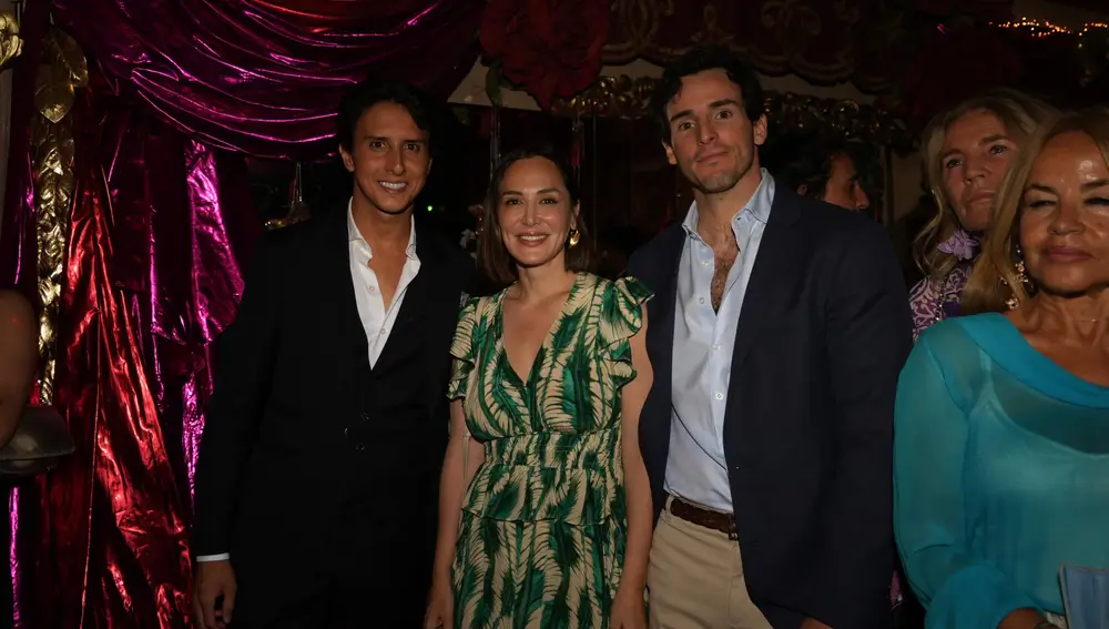 Roca Rey con Tamara Falcó y Álvaro Onieva