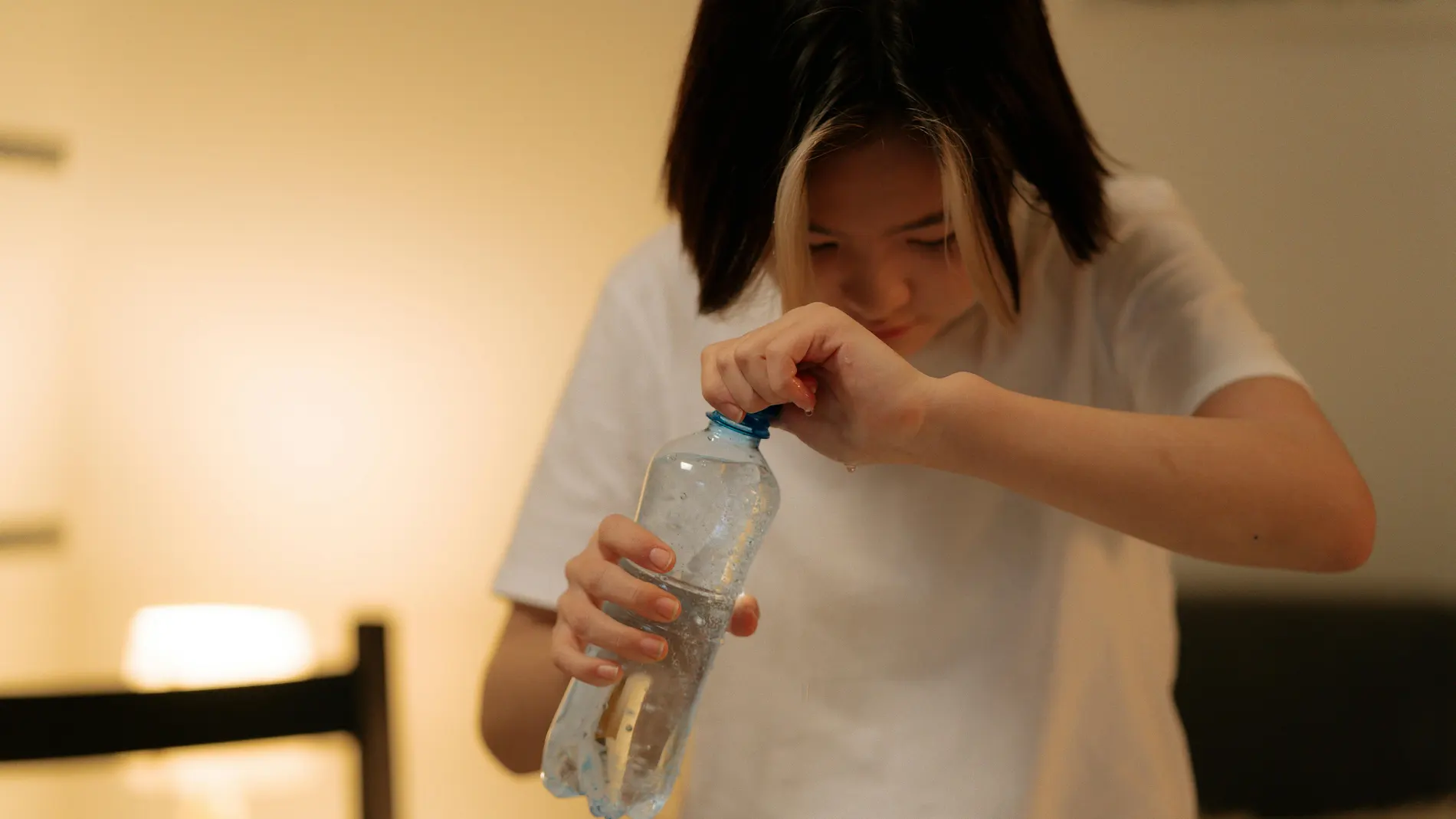 Una persona bebiendo agua en la cama