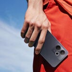Este móvil lleva una batería de 6.000 mAh y admite carga rápida de 45 vatios