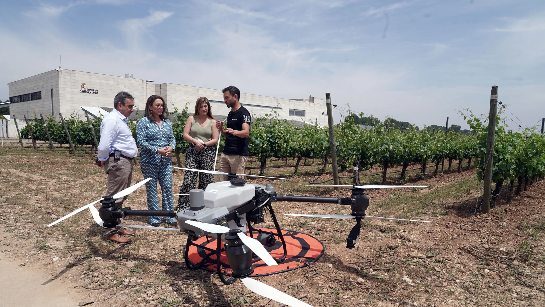 La consejera de Agricultura, Ganadería y Desarrollo Rural, María González Corral, visita Demoviña 2025