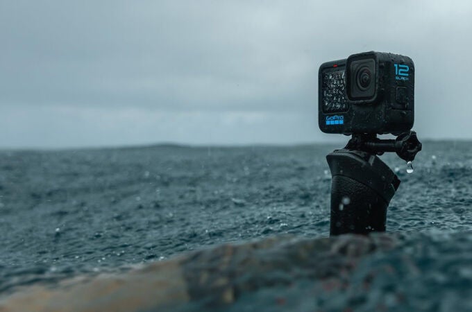 La cámara GoPro HERO12 Black es muy resistente y sumergible 