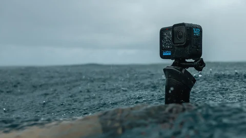 La cámara GoPro HERO12 Black es muy resistente y sumergible
