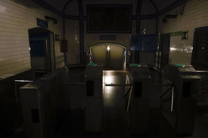 Taquillas de una estación de metro completamente a oscuras en Madrid