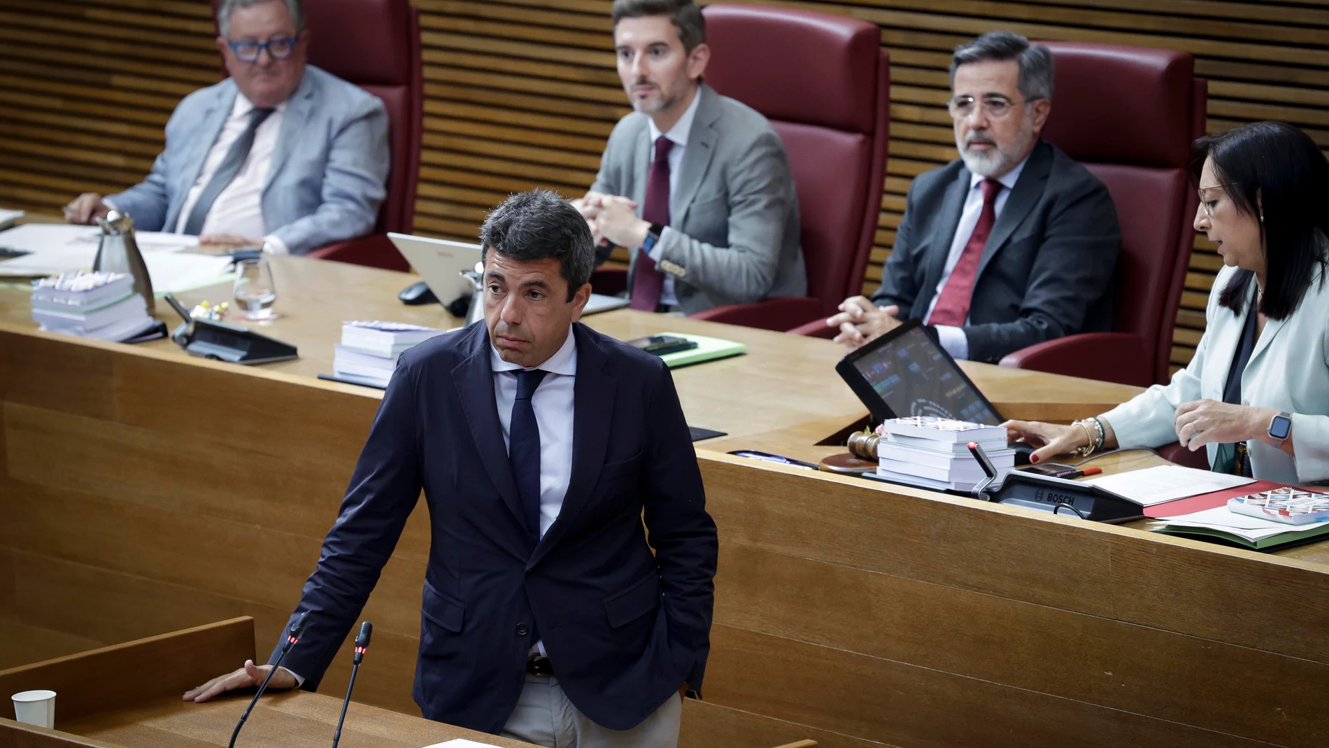 Mazón espera a que los diputados de Compromís se sienten en sus escaños para seguir su intervención
