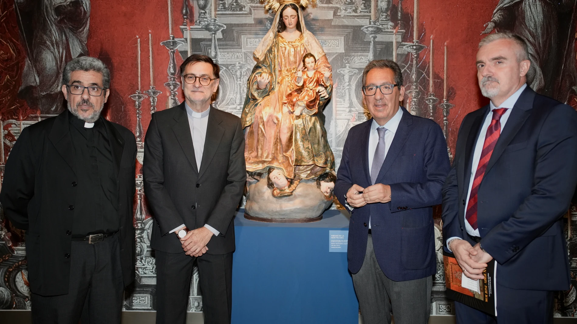 La exposición contiene los objetos del altar de plata