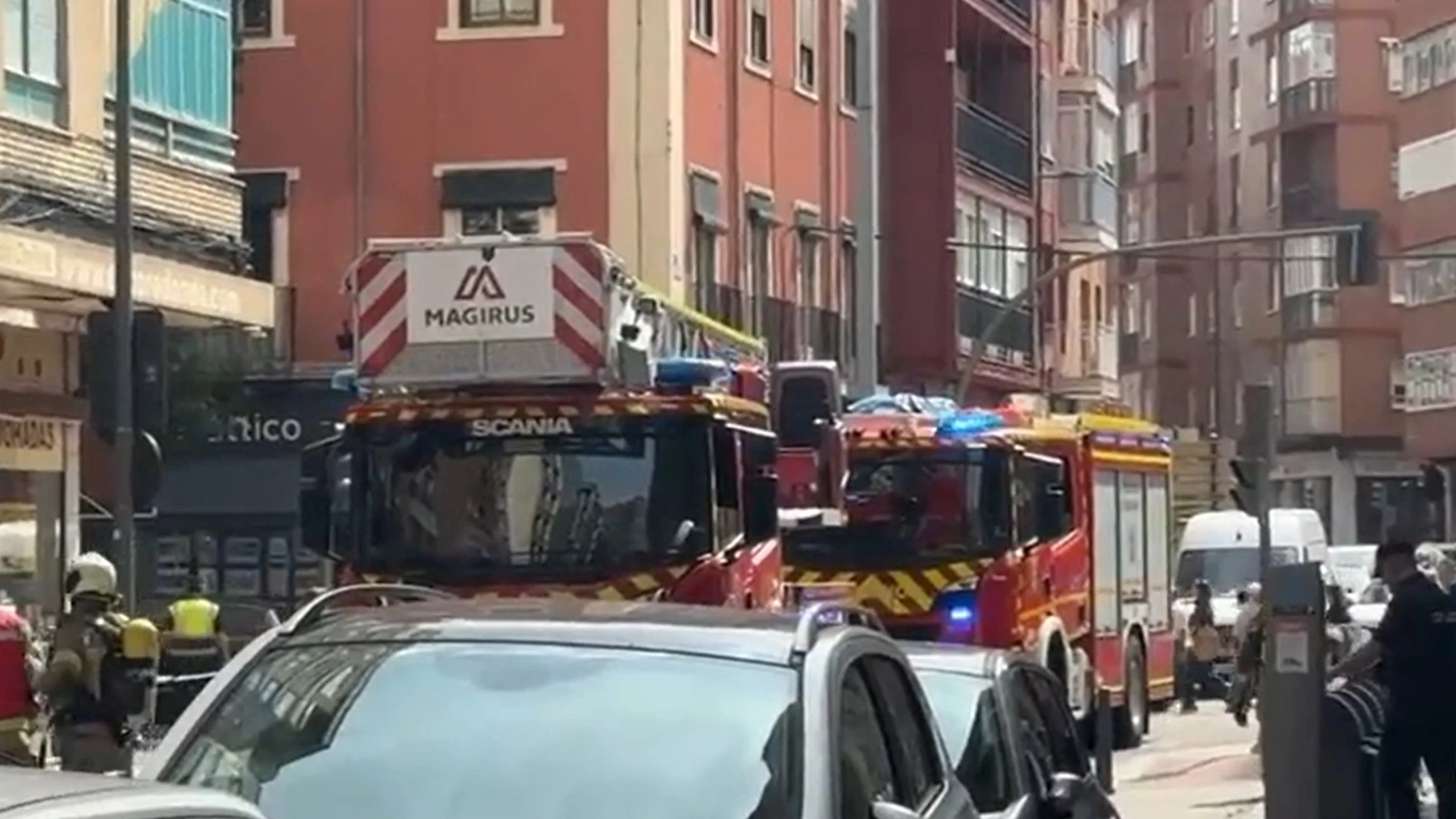 Camión de bomberos desplazado al lugar del incendio en la calle Salmerón de Valladolid