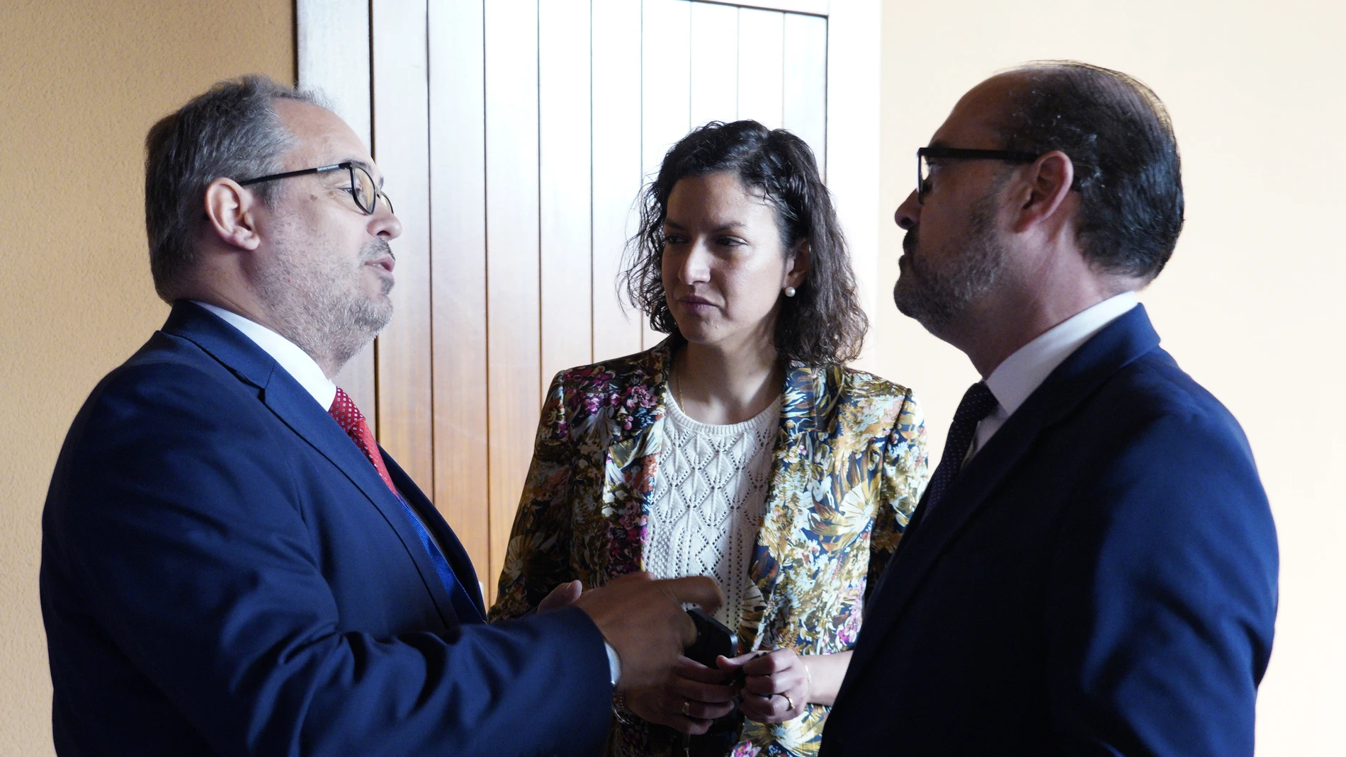 El comisionado para el Corredor Atlántico, José Antonio Sebastián (I), junto al alcalde de Ponferrada, Marco Morala (D), y la concejala de Presidencia, Rel. Institucionales, F. Europeos, Transparencia y Fomento, Lidia Coca, durante la inauguración del foro 'Ponferrada. Nodo logístico del Corredor Atlántico Noreste' del foro 'Ponferrada. Nodo logístico del Corredor Atlántico Noreste'