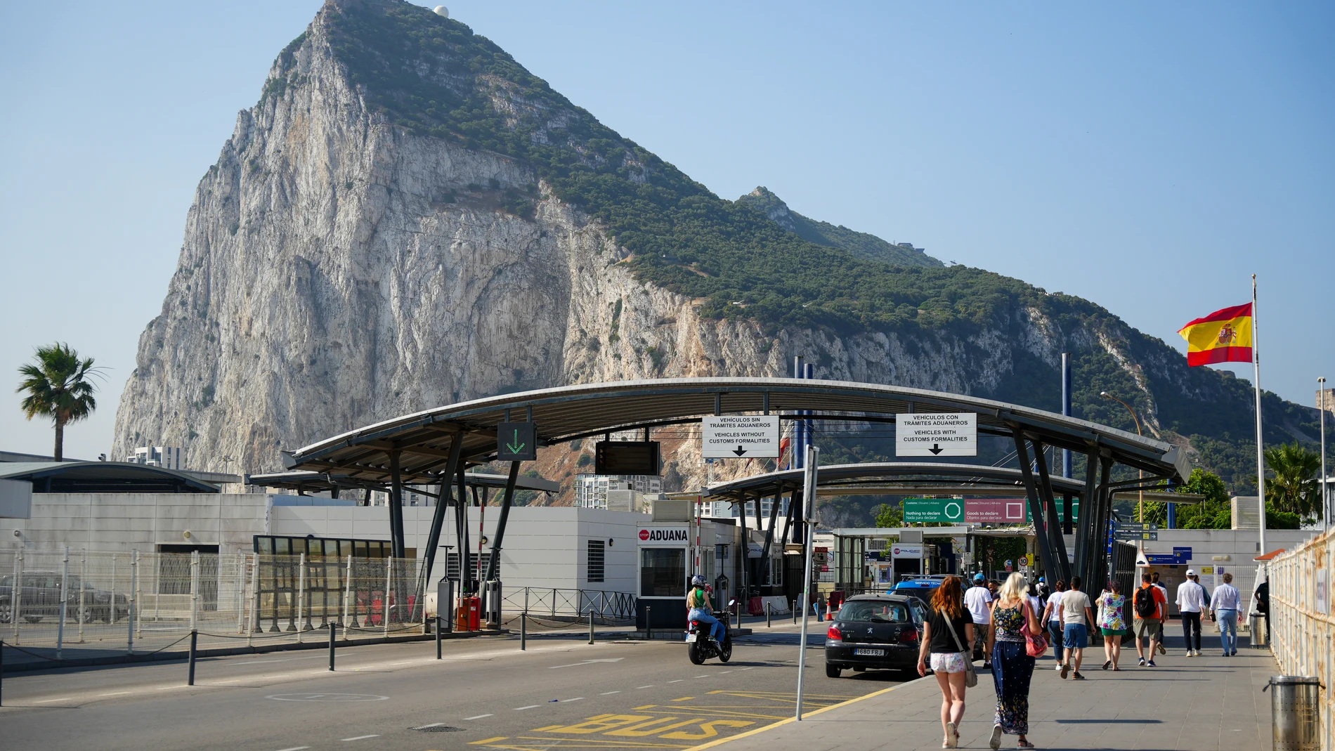 Imágenes de la frontera entre España y el Peñón de Gibraltar. A 12 de junio de 2025 en La Línea de la Concepción, Cádiz (Andalucía). La Unión Europea y Reino Unido han alcanzado este miércoles un acuerdo político con el que poner fin a los cinco años de limbo en que quedó Gibraltar tras el divorcio británico del bloque y que permitirá suprimir la Verja entre España y el Peñón. 12 JUNIO 2025 Francisco J. Olmo / Europa Press 12/06/2025