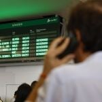 Pasajeros este jueves en la estación de Madrid-Chamartín después de que la circulación de trenes de alta velocidad se viera interrumpida por una falta de tensión eléctrica en la estación. La circulación de trenes de alta velocidad que unen Madrid-Chamartín con el norte peninsular (Galicia, Asturias, Castilla y León Cantabria) se está recuperando de forma progresiva después de una interrupción por una falta de tensión, ha informado Adif este jueves. 