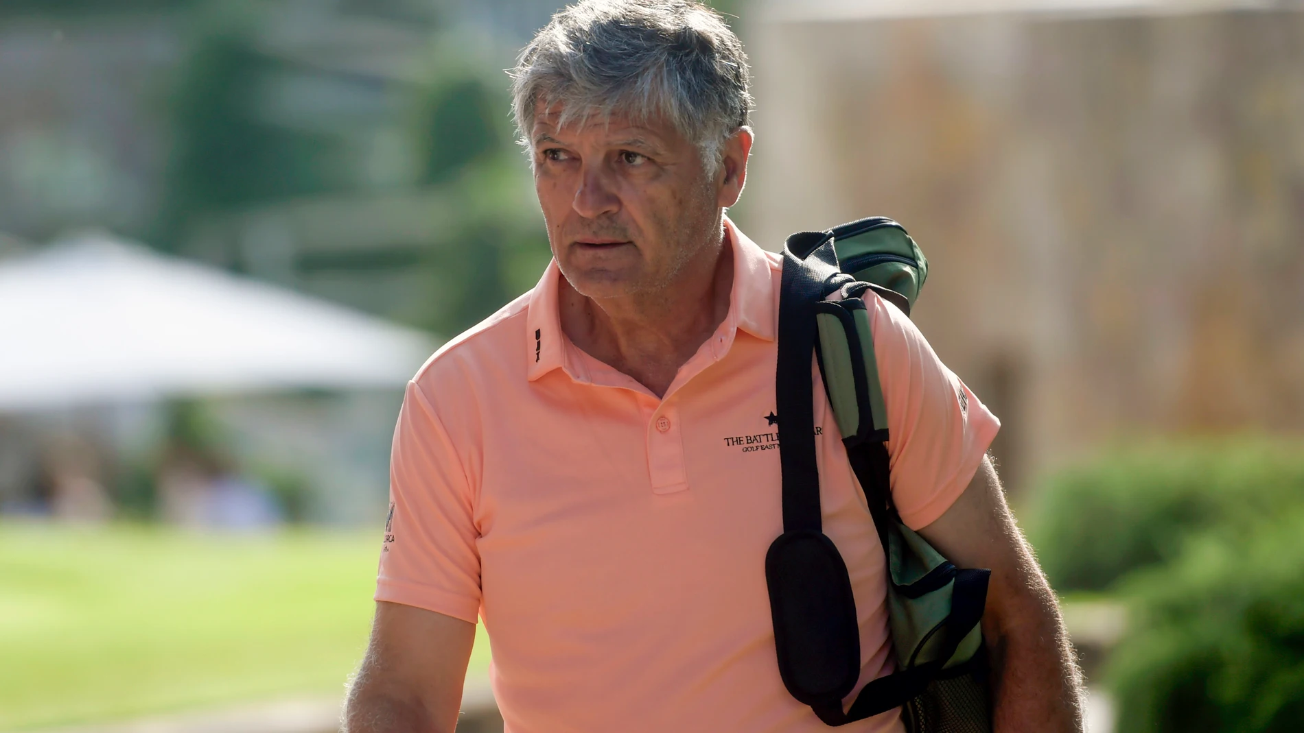 SON SERVERA (MALLORCA), 12/06/2025.- Toni Nadal a su llegada al torneo de golf benéfico The Battle of stars que se celebra, este jueves, en el Pula Golf en Son Servera, Mallorca. EFE/ Miquel A. Borràs