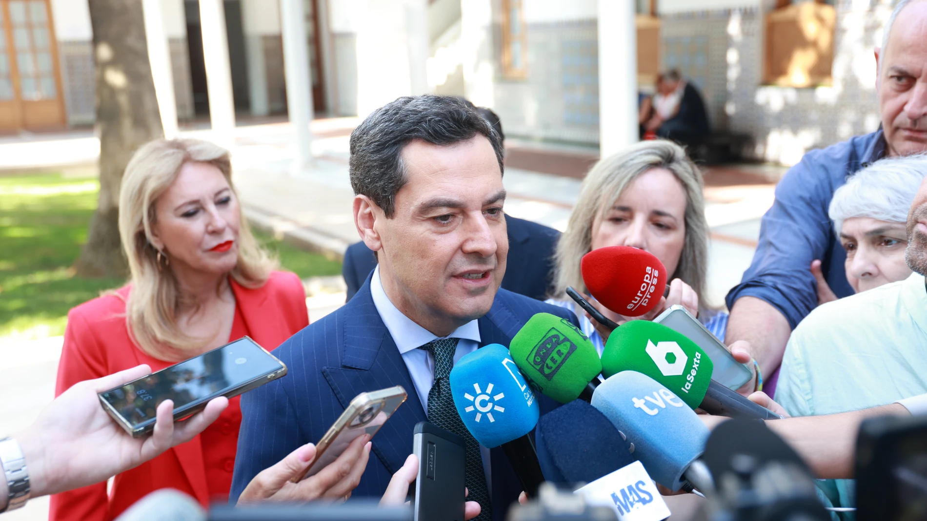 El presidente de la Junta, Juanma Moreno, atiende a los medios a su llegada al debate. A 12 de junio de 2025, en sevilla (Andalucía, España). El presidente de la Junta, Juanma Moreno, ha comparecido en el Parlamento en un debate general sobre la situación de Andalucía.12 JUNIO 2025Rocío Ruz / Europa Press12/06/2025