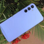 La parte trasera del Samsung Galaxy A34 5G en color violeta