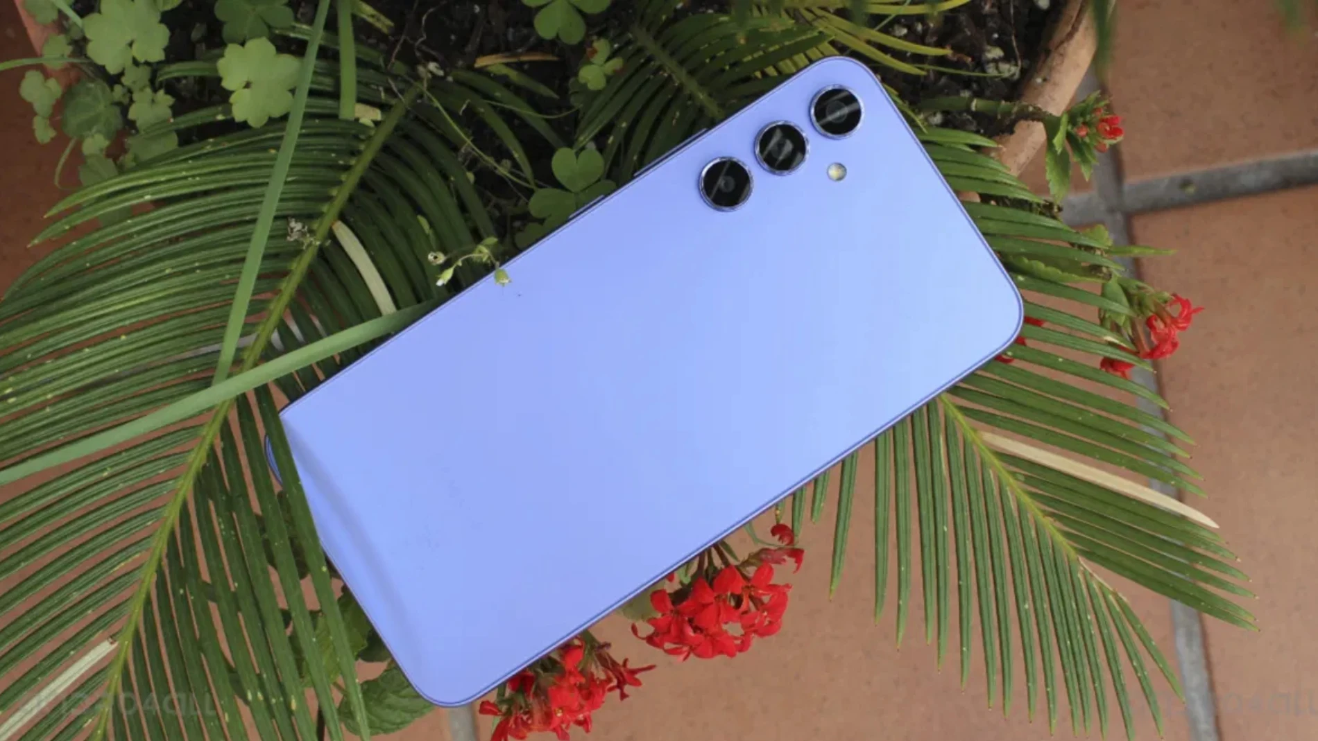 La parte trasera del Samsung Galaxy A34 5G en color violeta