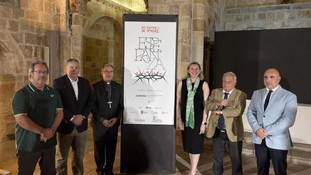 El secretario general de la Fundación Las Edades del Hombre, José Enrique Martín, presenta el cartel de la vigésima octava edición de la exposición, que se inaugurará en Zamora el próximo mes de octubre. Intervienen la vicepresidenta de la Junta de Castilla y León, Isabel Blanco; el obispo de Zamora, Fernando Valera; el alcalde de Zamora, Francisco Guarido, y el presidente de la Diputación de Zamora, Javier Faúndez.