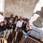 El alcalde de Valladolid, Jesús Julio Carnero; y la concejala Blanca Jiménez, junto a 'Los Pichas' y 'Los del Lío"