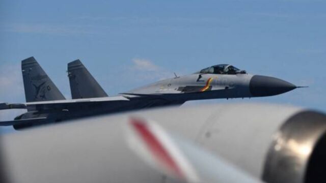 Un caza chino J-15 vuela junto a un avión de vigilancia japonés P-3C