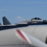 Un caza chino J-15 vuela junto a un avión de vigilancia japonés P-3C
