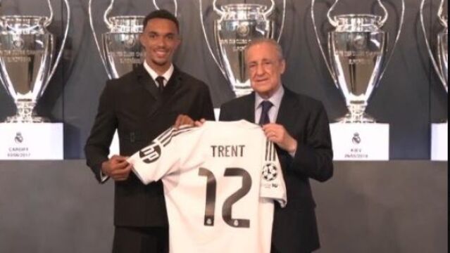  Alexander-Arnold, junto a Florentino Pérez