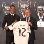  Alexander-Arnold, junto a Florentino Pérez