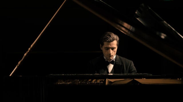 La interpretación del actor francés también es pura música