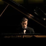 La interpretación del actor francés también es pura música