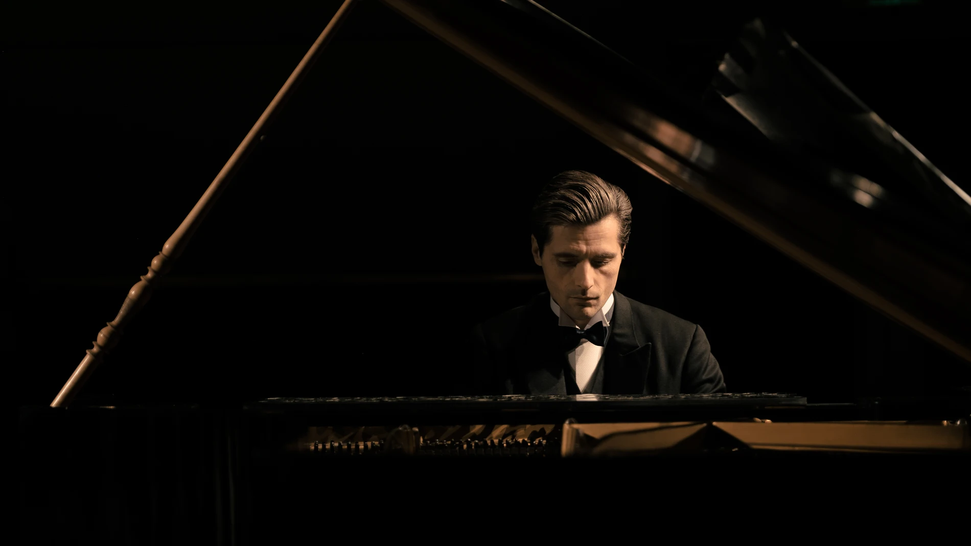 La interpretación del actor francés también es pura música