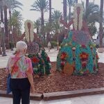 Figuras de las Belleas del Foc infantil y adulta, con la falda del traje hecha con flores y hojas, en la Explanada de Alicante 