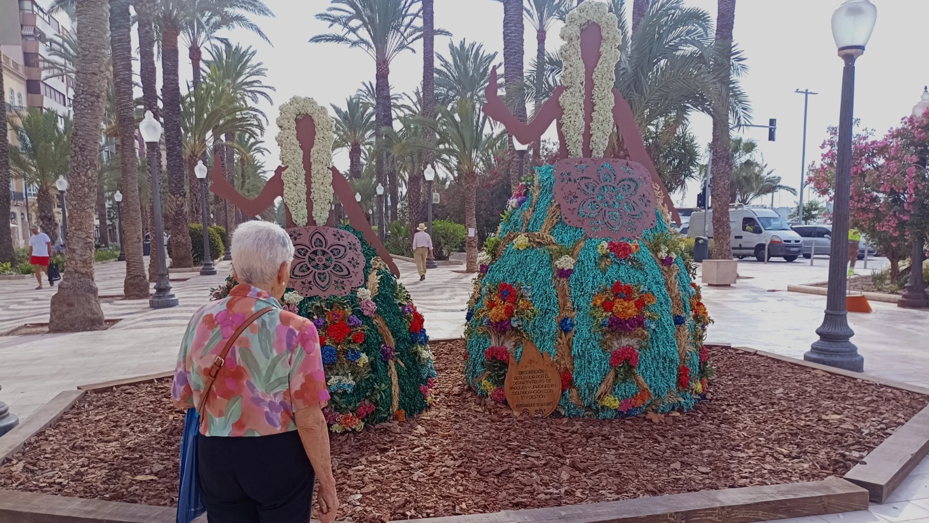 Figuras de las Belleas del Foc infantil y adulta, con la falda del traje hecha con flores y hojas, en la Explanada de Alicante