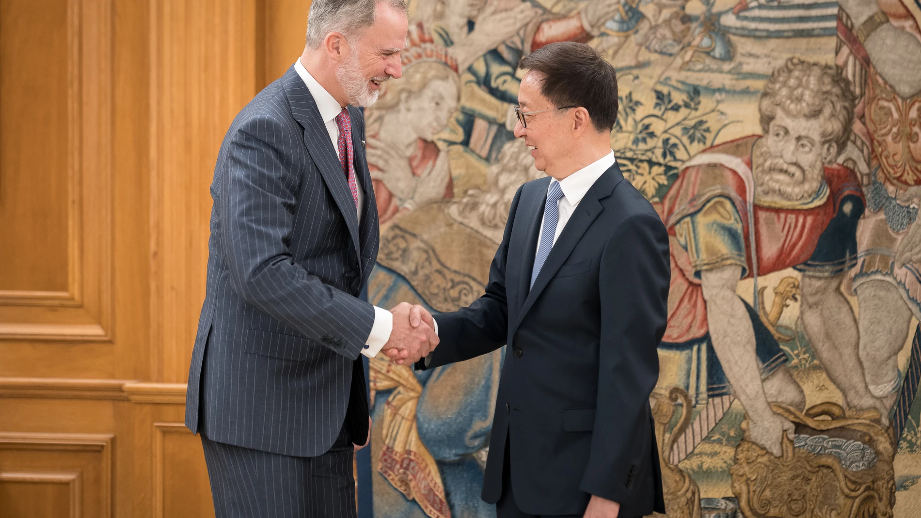 El Rey Felipe VI (i) recibe al vicepresidente de la República Popular de China, Han Zheng (d), en el Palacio de la Zarzuela, a 12 de junio de 2025, en Madrid (España). El vicepresidente Han Zheng, es uno de los máximos dirigentes del Estado y equivalente al Miembro del Comité Permanente del Buró Político del Comité Central del Partido Comunista de China. En 2025 se cumple el 20º aniversario del establecimiento de la Asociación Estratégica Integral China-España. Este año, ambos países han adop...