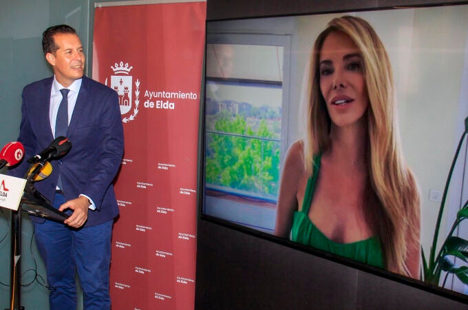 La presentadora de televisión Paula Vázquez es la mujer mejor calzada de 2005, según el gremio zapatero de Elda (Alicante)