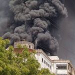 Un avión con 242 pasajeros con destino a Londres se estrella durante el despegue en una ciudad de India