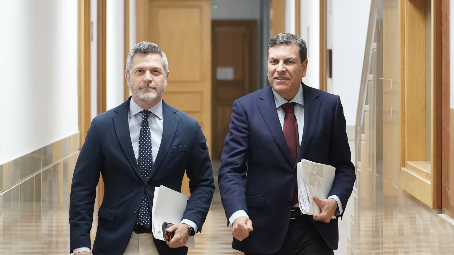 El portavoz de la Junta, Carlos Fernández Carriedo, y el director de Comunicación, Julio López, antes de explicar los acuerdos del Consejo