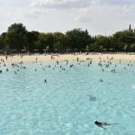 Así es la primera piscina municipal de olas en España: está en Madrid y tiene entradas por menos de 15 euros