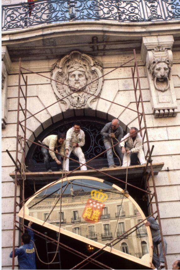 19 de diciembre de 1985. Instalación de la placa de la Comunidad de Madrid en la Real Casa de Correos.