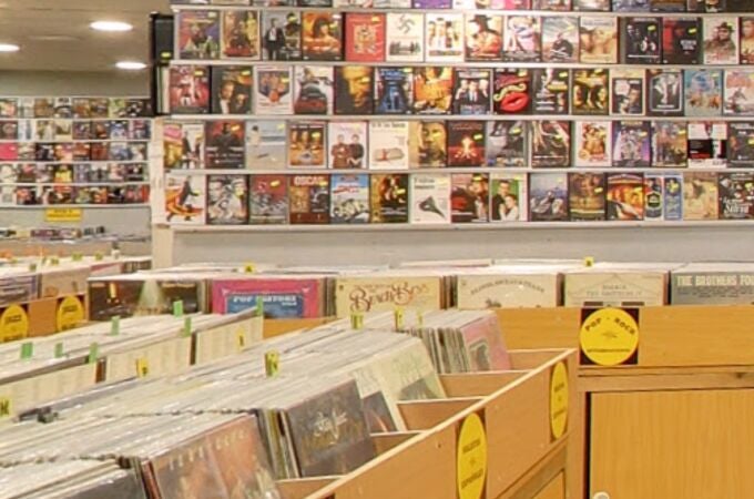 El secreto que mantiene abierta la tienda de discos más antigua de Madrid: "Apenas podíamos cobrar nada"