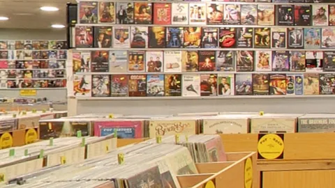 El secreto que mantiene abierta la tienda de discos más antigua de Madrid: "Apenas podíamos cobrar nada"