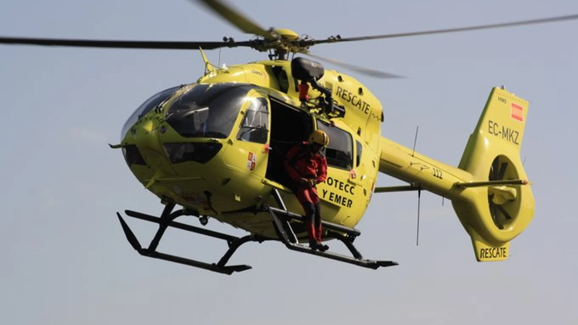 Helicóptero de la Agencia de Protección Civil que se ha sumado a la búsqueda