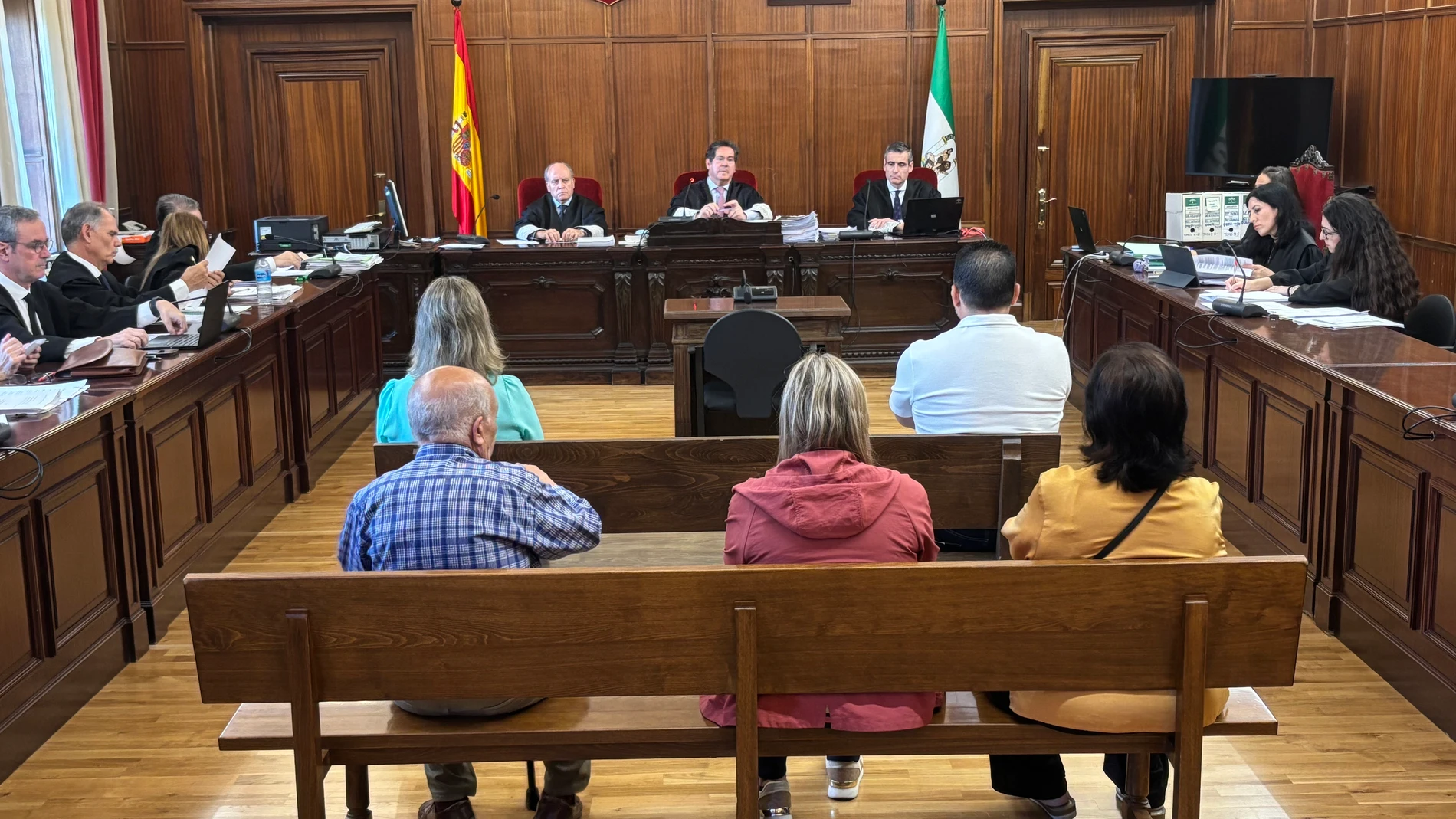 SEVILLA, 12/06/2025.-La Fiscalía ha rebajado de 7 a 3 años la penas de prisión que reclama provisionalmente para la mayoría de los siete procesados por la pieza separada de la macrocausa de los ERE referida a las ayudas de 1,5 millones de euros concedidas a la empresa de explotación de restaurantes y bares Río Grande, este jueves en la Audiencia de Sevilla. EFE/Carlos Rivera