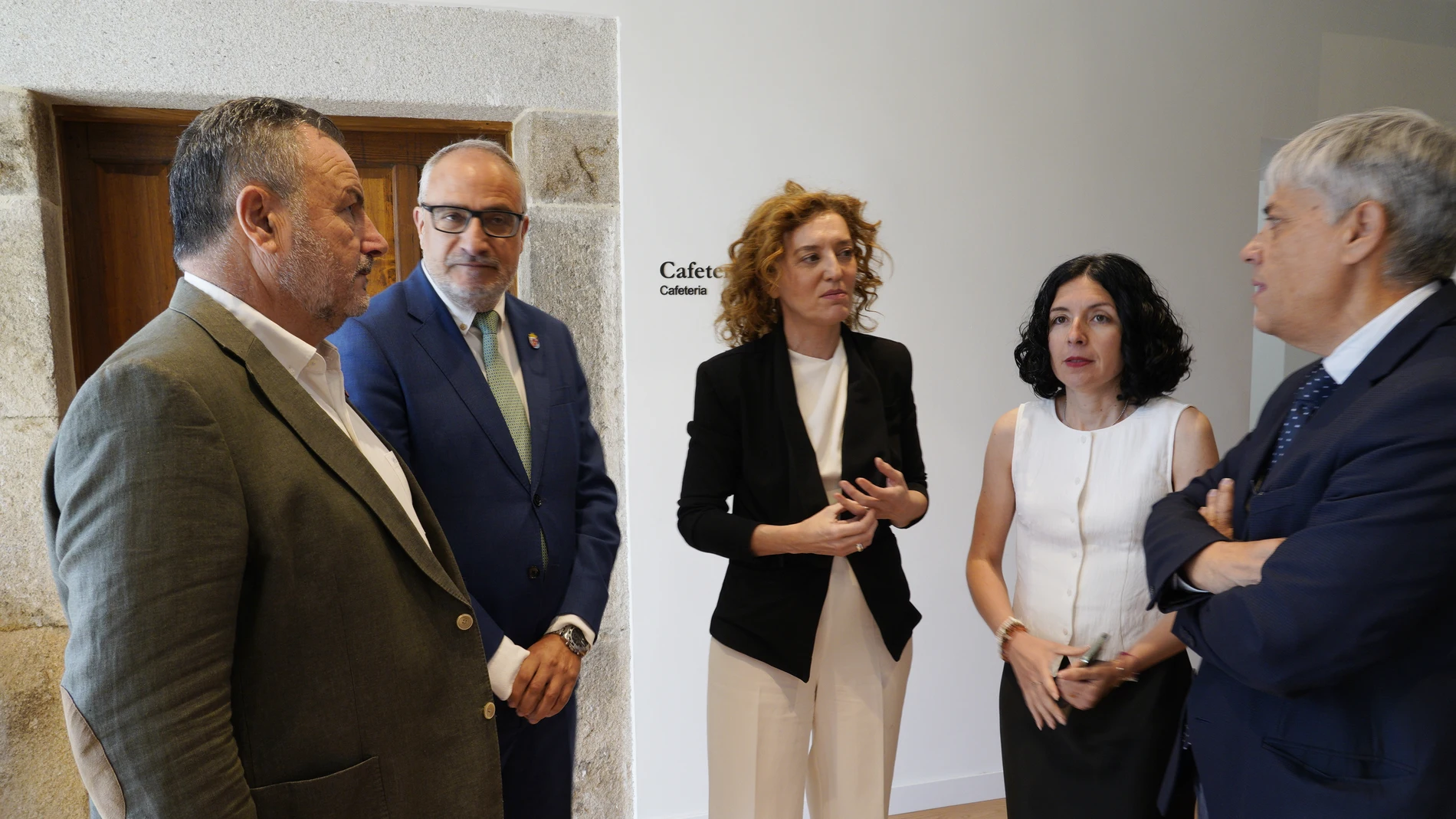 (I a D): El alcalde de Camponaraya (León), Eduardo Morán; el presidente del Consejo Comarcal del Bierzo, Olegario Ramón; la directora general de Vivienda y Ordenación del Territorio, María Pardo; la consejera de Formación y Empleo del Consejo Comarcal del Bierzo, Laura Fernández; y el delegado de la Junta en León, Eduardo Diego, durante la presentación de la Senda de las Cantinas