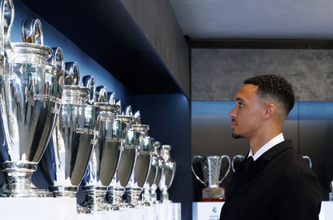 Alexander Arnold observa la vitrina con las Copa de Europa del Real Madrid