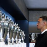 Alexander Arnold observa la vitrina con las Copa de Europa del Real Madrid