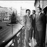 21 de diciembre de 1984:el presidente de la Comunidad de Madrid, Joaquín Leguina, acompañado del ministro del Interior, José Barrionuevo, en el balcón de la Real Casa de Correos.